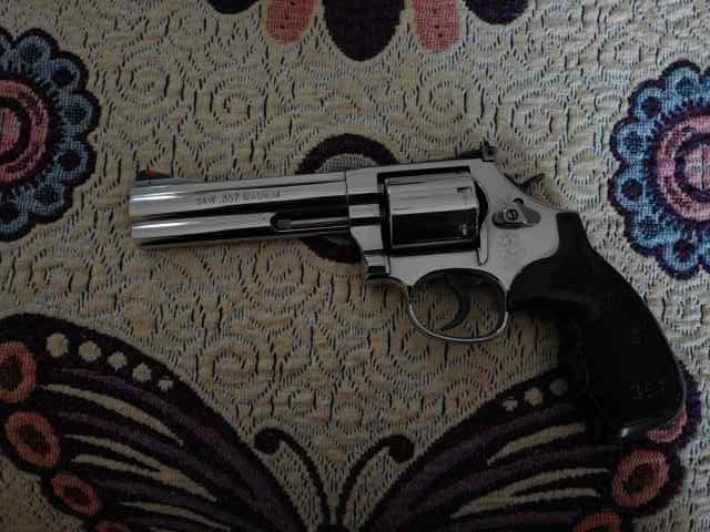 Smith &amp; Wesson 686-6 Plus 5-in barrel .357