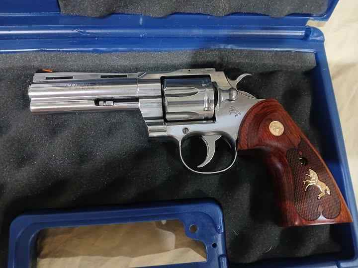 BEAUTIFUL LIKE BRAND NEW COLT PYTHON .357 MAGNUM