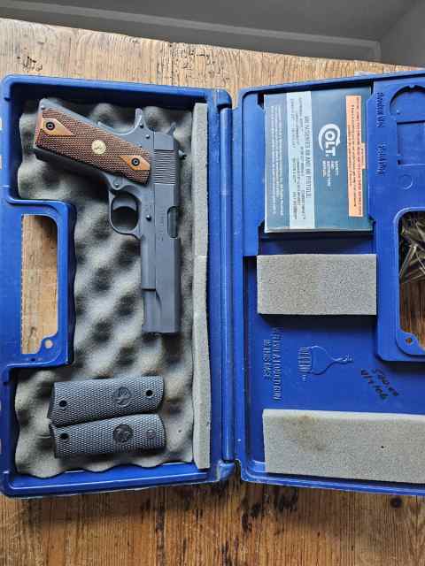 Colt 1911 (1991A1)  .45 ACP