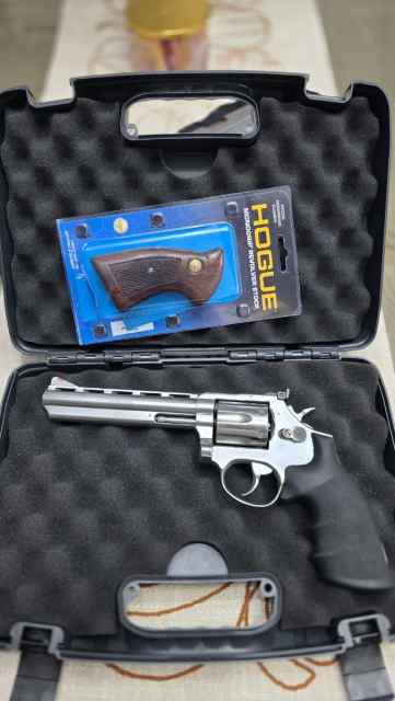 Taurus 689 .357 magnum revolver 6 shot