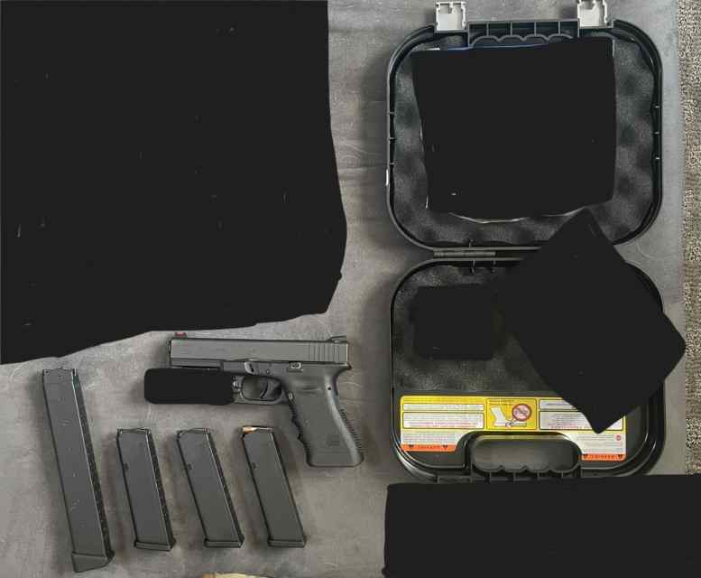 Glock 17 Gen 3 9MM w. Night Sights &amp; 4 Mags