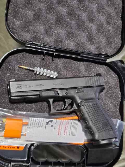 Glock 10mm and tomcat .25 