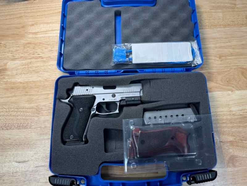 Sig Sauer P220 Elite Stainless in .45acp 