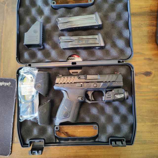 BERETTA APX A1 Compact 9mm w/ Streamlight TLR-7A