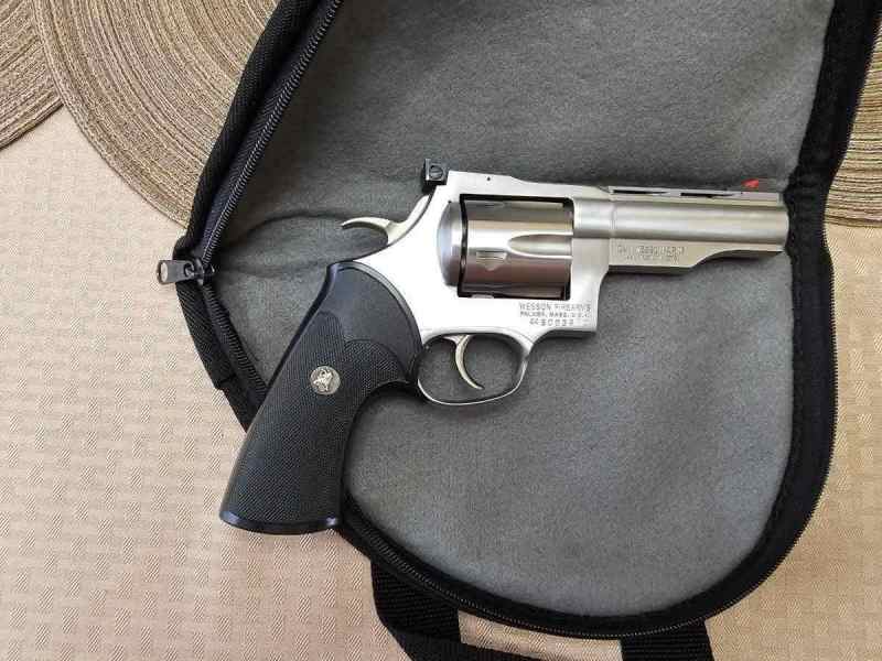  Like New Dan Wesson 44 mag 4 inch stainless steel