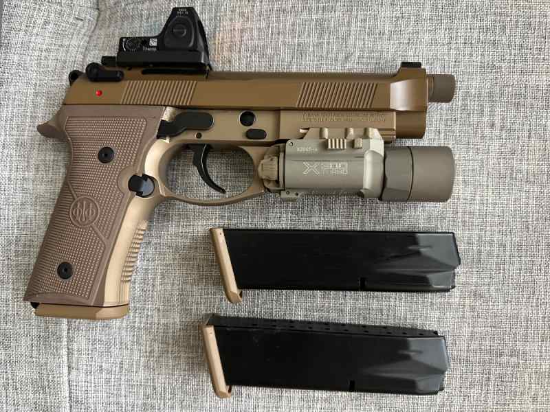WTT Loaded Beretta M9A4 w/light &amp; rmr