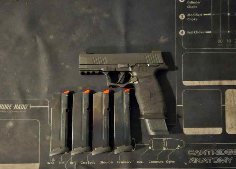 P365XL Icarus grip w/ 21rd mag + 4 - 17rd mags