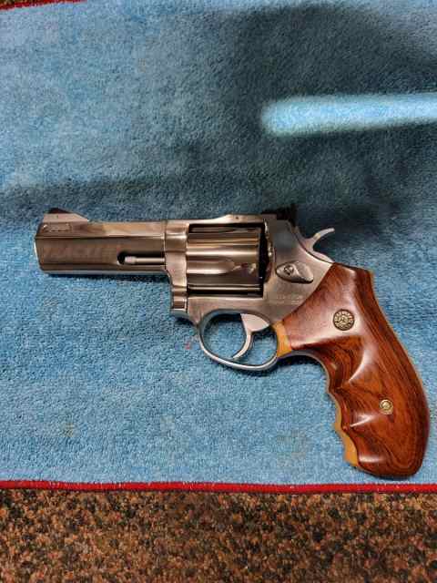Taurus Tracker 44 magnum stainless 4 " high polish