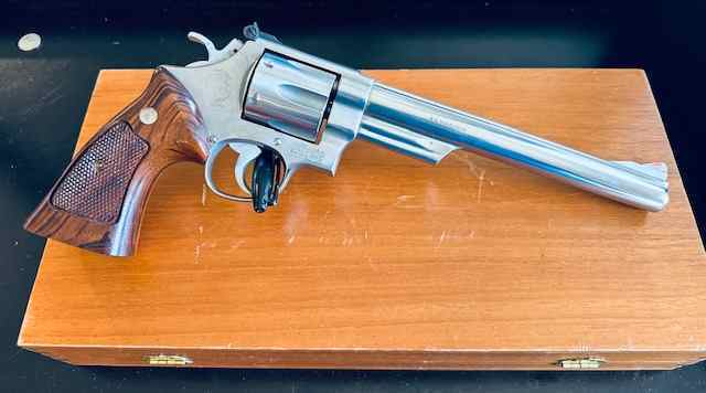 BEAUTIFUL 8&quot; S&amp;W 629-1 IN PRESENTATION CASE