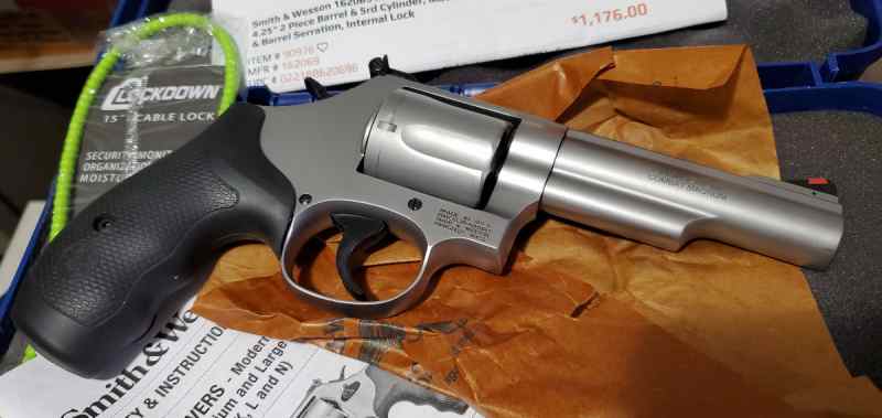 S&W Mod. 69 S.S COMBAT MAGNUM .44 mag or .44 special right close.jpg