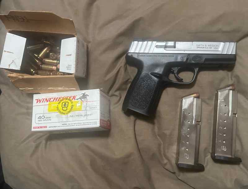Smith &amp; Wesson SD40 VE, plus extras 