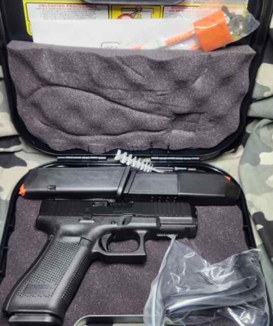 Glock 45 9MM Gen 5 3-17Rnd Mags…Night Sights.