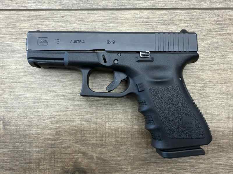 *USED* GLOCK 19 GEN 3 