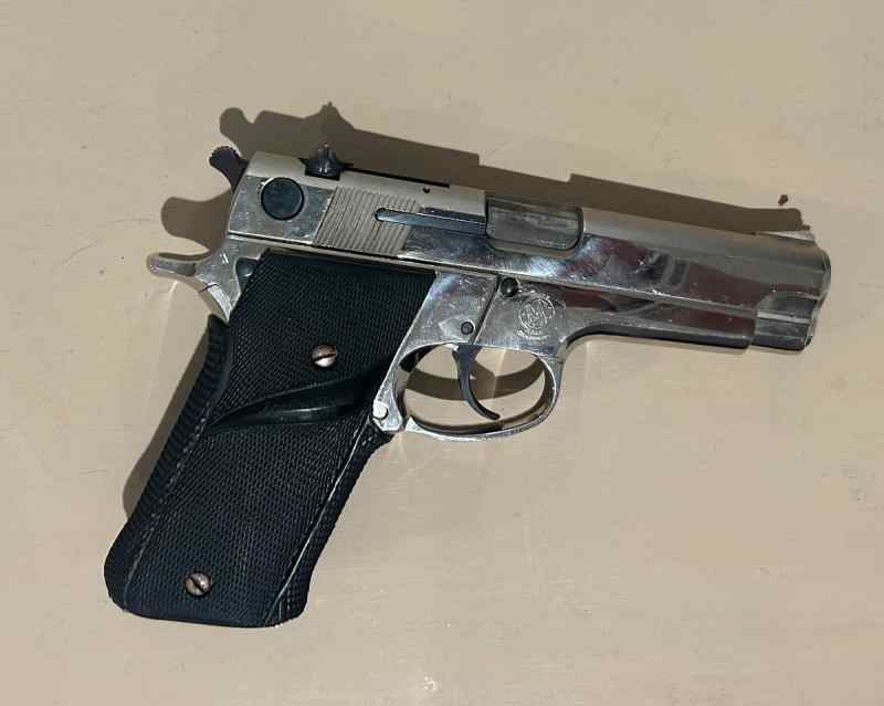 S&amp;W Model 59 