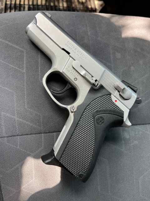 Like new Smith &amp; Wesson 3rd gen 9mm