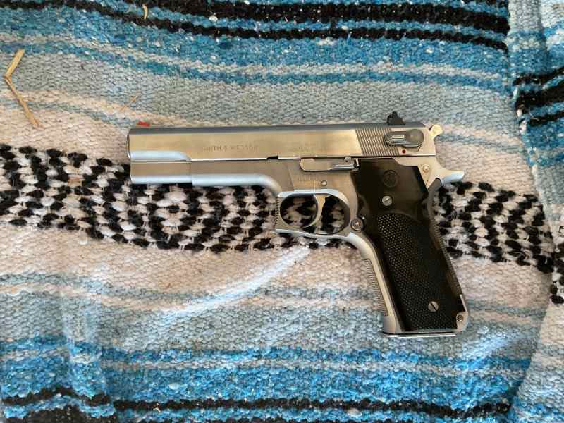 S&amp;W model 645 .45acp excellent 