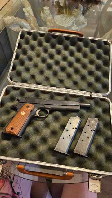 Colt 1911 70 series model, 3 magazines, case