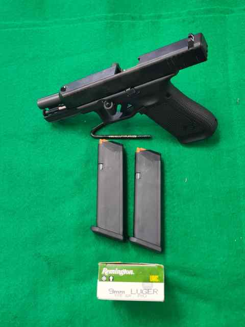 Glock 17 Gen 5 W/Original Case &amp; 2 Mags