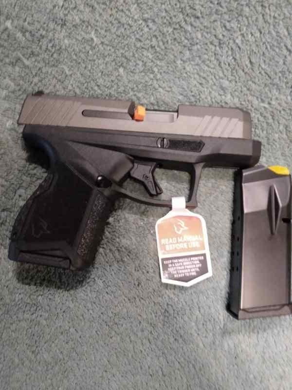 Taurus GX4 , 9mm 11+1. Micro compact