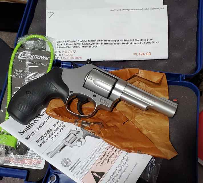 S&W Mod. 69 S.S COMBAT MAGNUM .44 mag or .44 special Right.jpg