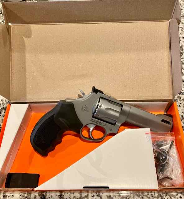 Taurus M627 Tracker 357Mag 4&quot; 7-Shot LNIB