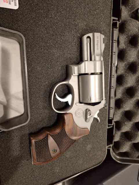 Smith &amp; Wesson Performance center 629 .44 mag